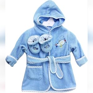 Cuddle time hooded bathrobe with booties. Size 0-9months 100%cotton